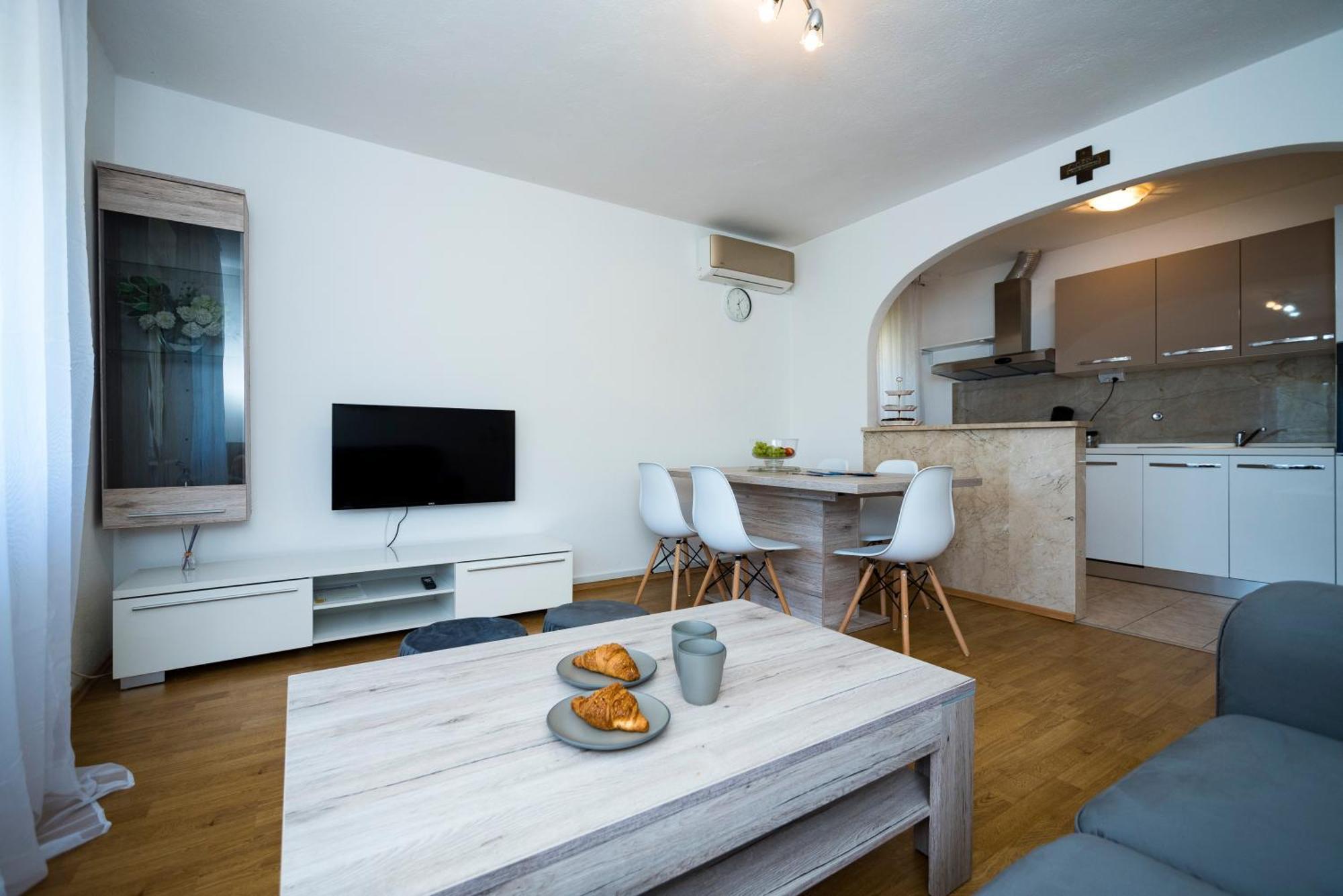M&M Pelivan Apartments Solin Eksteriør bilde