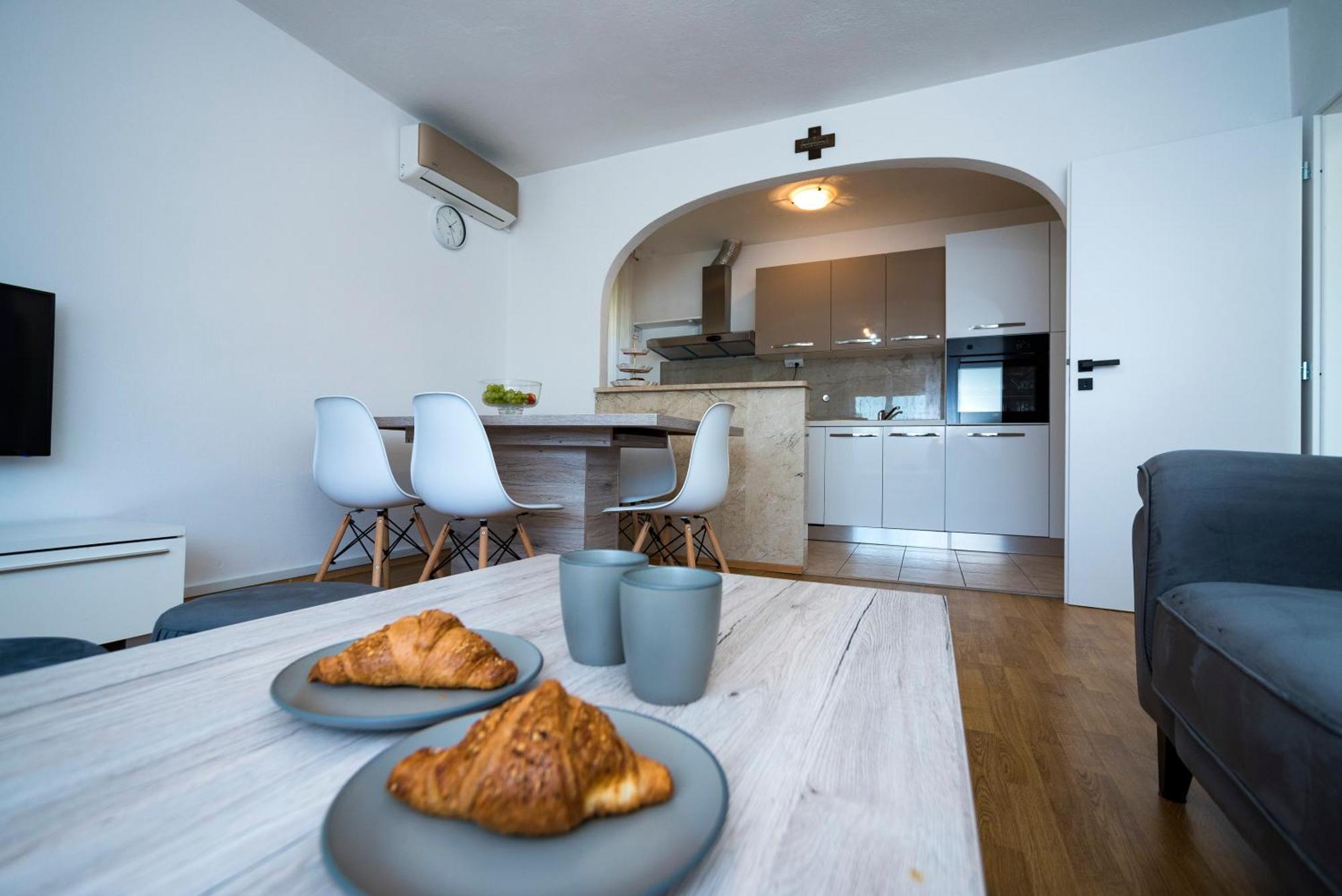 M&M Pelivan Apartments Solin Eksteriør bilde